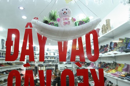 Các cửa hàng đã kịp trang trí chào đón Noel, cũng là dịp mua sắm cuối năm.